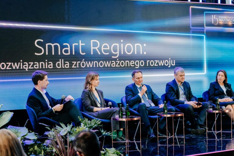 Debata Smart Region: rozwiązania dla zrównoważonego rozwoju. Na Scenie moderator Jakub Tołkaczewski oraz uczestnicy Weronika Wesołowska, Rafał Rosiński, Adam Piotrowski oraz prof. Hanna Godlewska - Majkowska