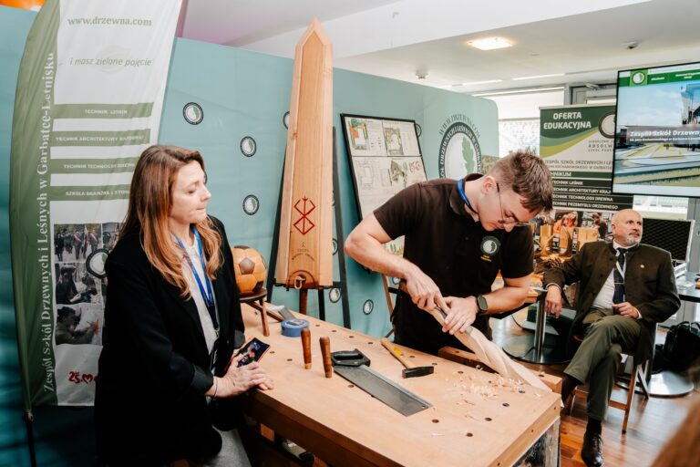Pokaz pracy rzemieślniczej w strefie Zespołu Szkół Drzewnych i Leśnych w Garbatce-Letnisku podczas 15. Forum Rozwoju Mazowsza – uczestnicy mogli zobaczyć proces ręcznej obróbki drewna i poznać ofertę edukacyjną szkoły.