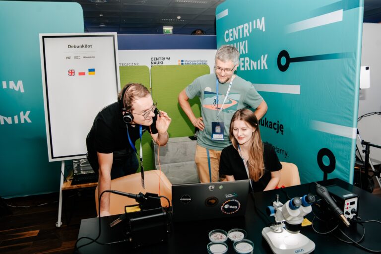 Zespół z Centrum Nauki Kopernik podczas prezentacji naukowych eksperymentów i narzędzi edukacyjnych w swojej strefie na 15. Forum Rozwoju Mazowsza.