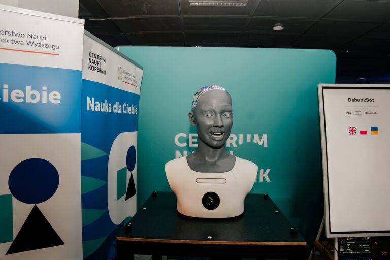 Interaktywny robot DebunkBot prezentowany w strefie Centrum Nauki Kopernik podczas 15. Forum Rozwoju Mazowsza – przykład wykorzystania sztucznej inteligencji w edukacji i popularyzacji nauki.