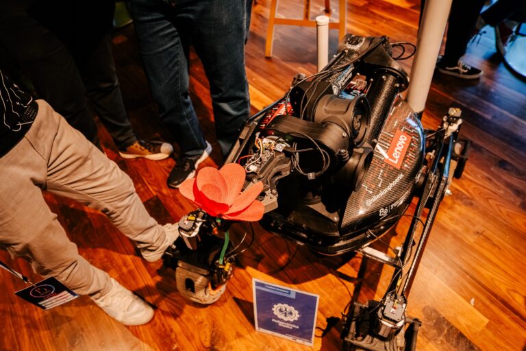 Robot prezentowany w strefie Województwa Śląskiego podczas 15. Forum Rozwoju Mazowsza – nowoczesna konstrukcja technologiczna przyciąga uwagę uczestników wydarzenia.