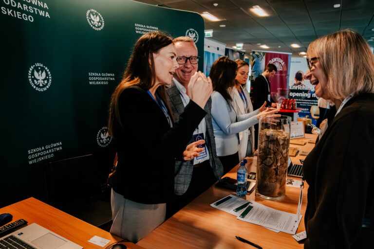 Przedstawiciele Szkoły Głównej Gospodarstwa Wiejskiego w Warszawie rozmawiają z uczestnikami 15. Forum Rozwoju Mazowsza przy stoisku uczelni.