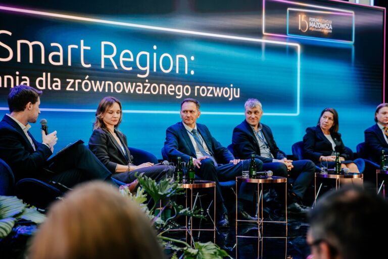 Debata Smart Region: rozwiązania dla zrównoważonego rozwoju. Na scenie moderator: Jakub Tołkaczewski, oraz uczestnicy Weronika Wesołowska, Adam Piotrowski, Rafał Rosiński, prof. Hanna Godlewska - Majkowska oraz wojewoda Mariusz Frankowski