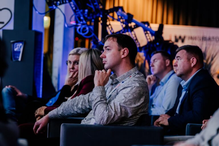 Widownia 15. Forum rozwoju mazowsza słuchajaca debaty