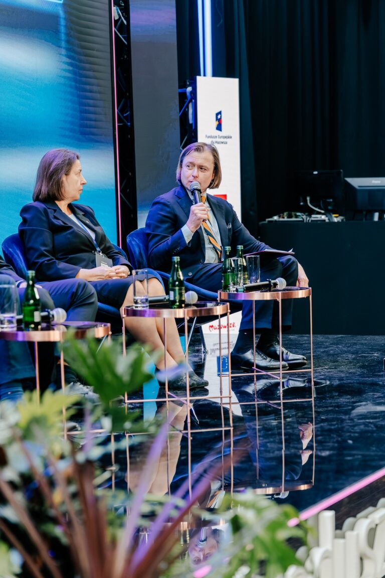 Debata Smart Region: rozwiązania dla zrównoważonego rozwoju. Na scenie oraz uczestnicy prof. Hanna Godlewska - Majkowska oraz Mariusz Frankowski