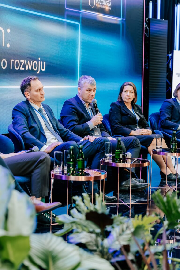 Debata Smart Region: rozwiązania dla zrównoważonego rozwoju. Na scenie uczestnicy Adam Piotrowski, Rafał Rosiński oraz prof. Hanna Godlewska - Majkowska