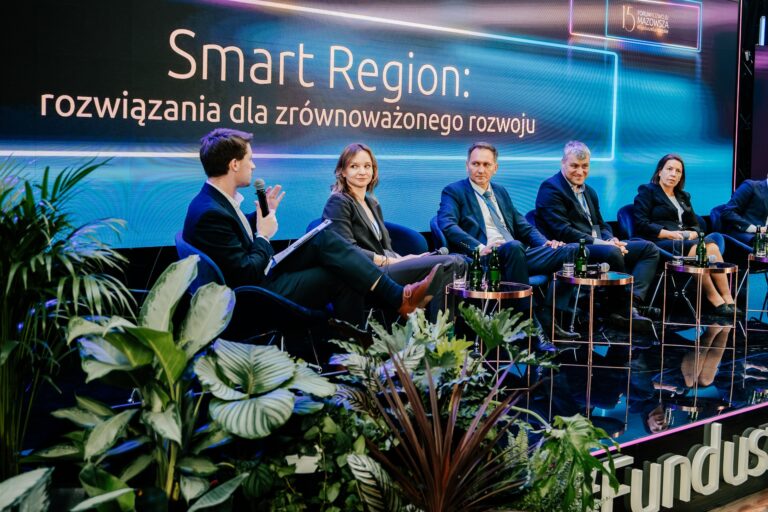 Debata Smart Region: rozwiązania dla zrównoważonego rozwoju. Na scenie moderator: Jakub Tołkaczewski, oraz uczestnicy Weronika Wesołowska, Adam Piotrowski, Rafał Rosiński oraz prof. Hanna Godlewska - Majkowska