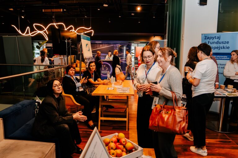 Uczestnicy 15. Forum Rozwoju Mazowsza rozmawiają przy stolikach w strefie wystawienniczej, Szpitala zespolonego w Płocku