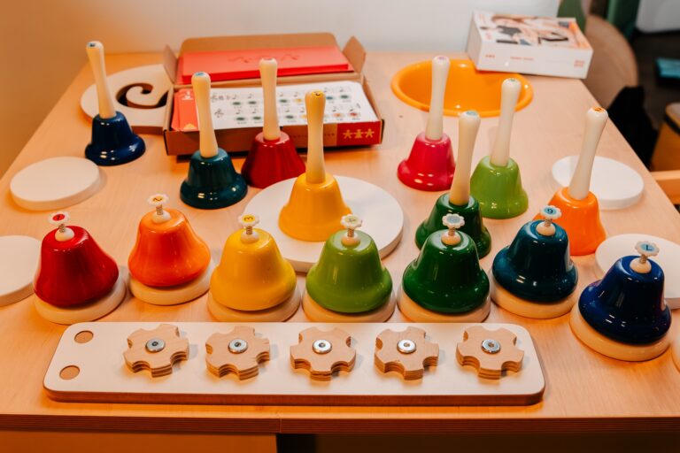 Kolorowe dzwonki muzyczne i pomoce dydaktyczne zaprezentowane na stoisku firmy Nowa Szkoła podczas 15. Forum Rozwoju Mazowsza. Na stole znajdują się edukacyjne instrumenty i zestawy sensoryczne wykorzystywane w nauczaniu przedszkolnym i wczesnoszkolnym.