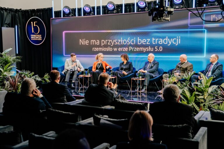 Nie ma przyszłości bez tradycji – rzemiosło w erze Przemysłu 5.0 Moderator Piotr Wiatrowski oraz uczestnicy Profesor Klmek, Magdalena Targońska, Dr ilona Iłowiecka-Tańska, Mirosław Dziedzicki i dr Andrzej Stpępnikowski podczas debaty