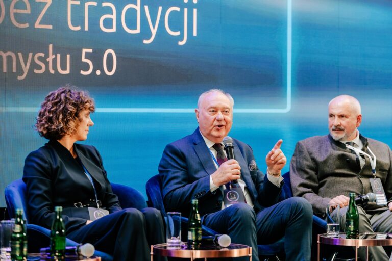 Nie ma przyszłości bez tradycji – rzemiosło w erze Przemysłu 5.0 Profesor Klmek, Magdalena targońska i Mirosław Dziedzicki podczas debaty