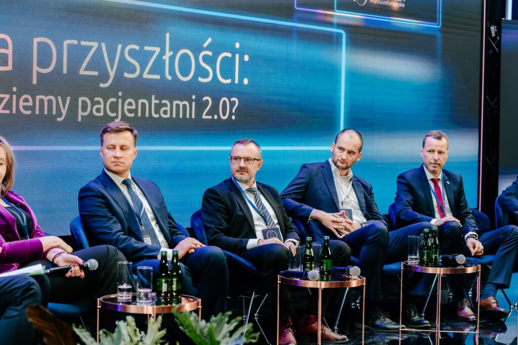 Debata Medycyna przyszłości: czy wszyscy będziemy pacjentami 2.0? na scenie dr n. o zdr. inż. Łukasz Bruski, Jakub Adamski, dr. n. chem. Sebastian Grzyb i prof. dr. hab. n. med. Maciej Słodki