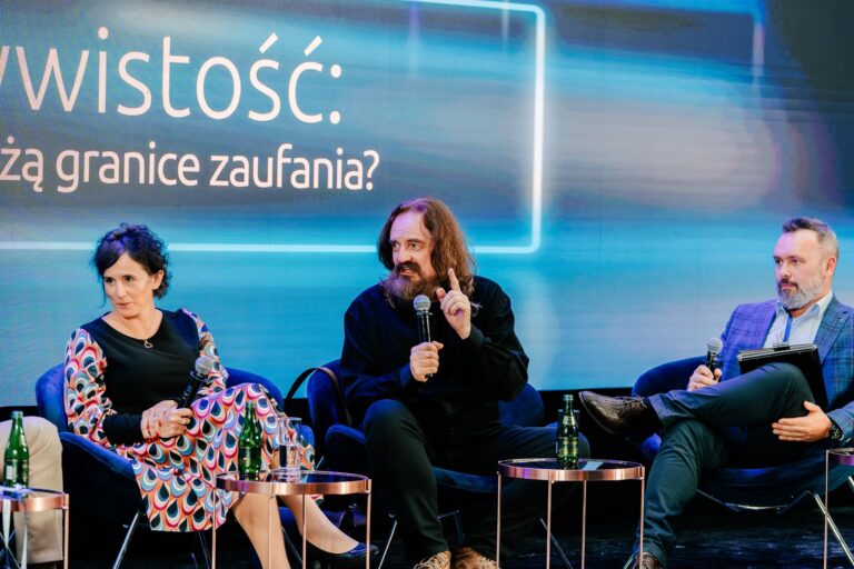 Fałszywa rzeczywistość: AI i cyberbezpieczeństwo – gdzie leżą granice zaufania? Dr Karolina Małagocka Moderator Grzegorz Sobótka, Jerzy Piotr Walczak