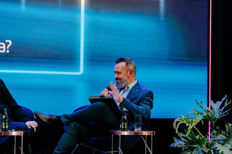 Fałszywa rzeczywistość: AI i cyberbezpieczeństwo – gdzie leżą granice zaufania? Moderator Grzegorz Sobotka