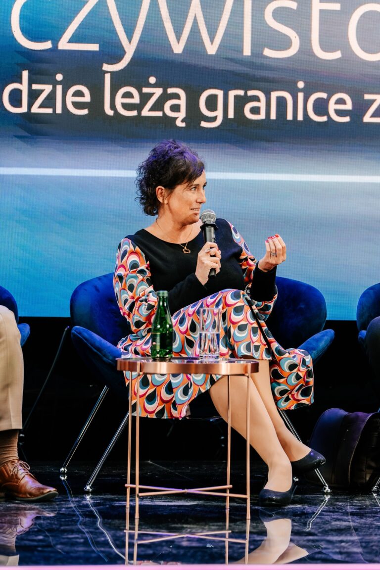 Fałszywa rzeczywistość: AI i cyberbezpieczeństwo – gdzie leżą granice zaufania? Dr Karolina Małagocka