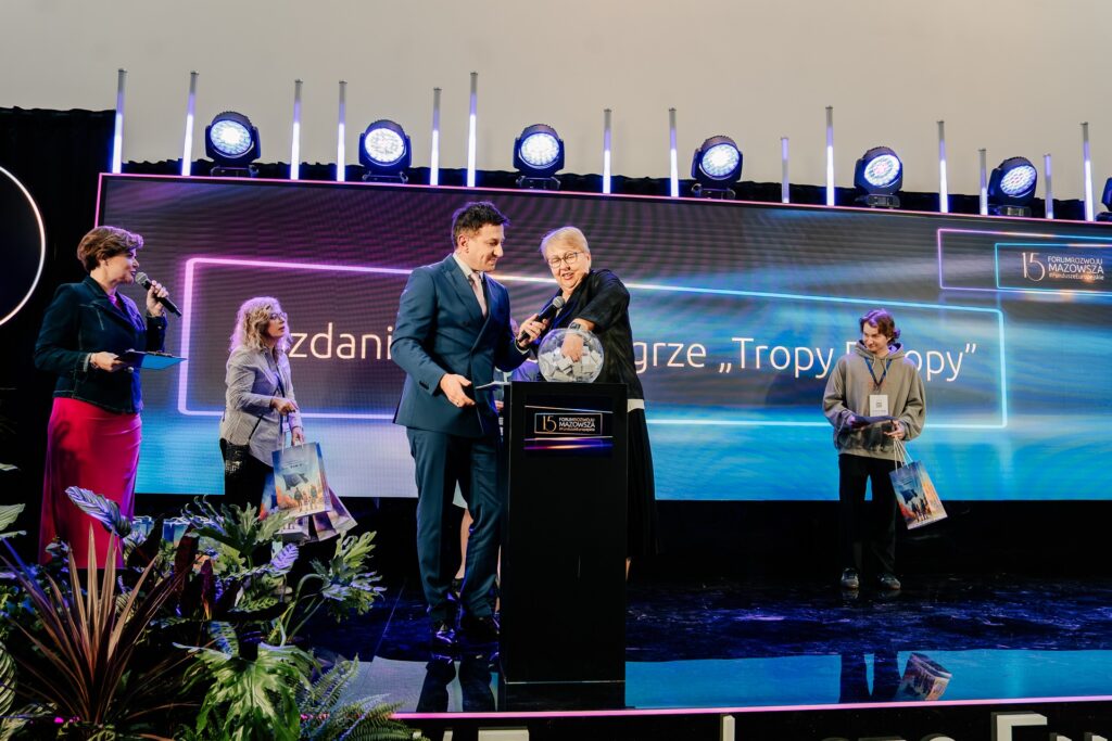 Rozdanie nagród konkursu Tropy Europy. Zastepca dyrektora MJWPU Pani Elżbieta Szymanik