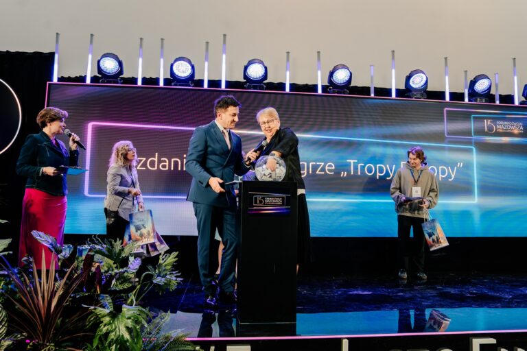 Rozdanie nagród konkursu Tropy Europy. Zastepca dyrektora MJWPU Pani Elżbieta Szymanik