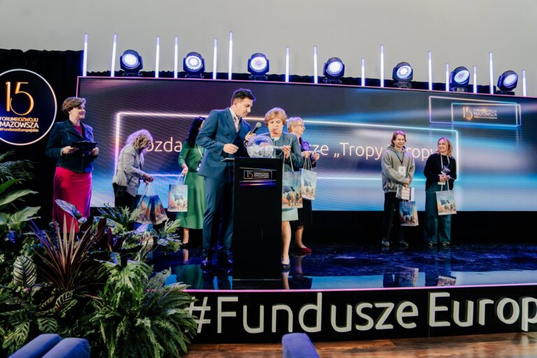 Rozdanie nagród konkursu Tropy Europy Zastępca dyrektora MJWPU Pani Wieslawa Nowaczyńska